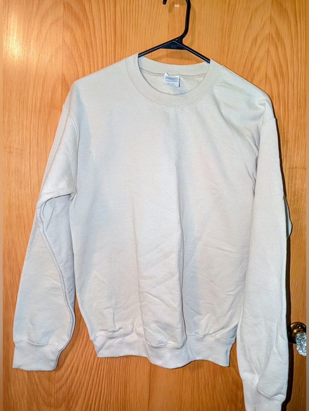 Gildan Men's Crewneck Sweatshirt in Light Beige
